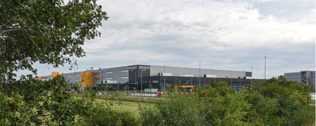 Außenansicht-Logistikzentrum-Amazon-Web