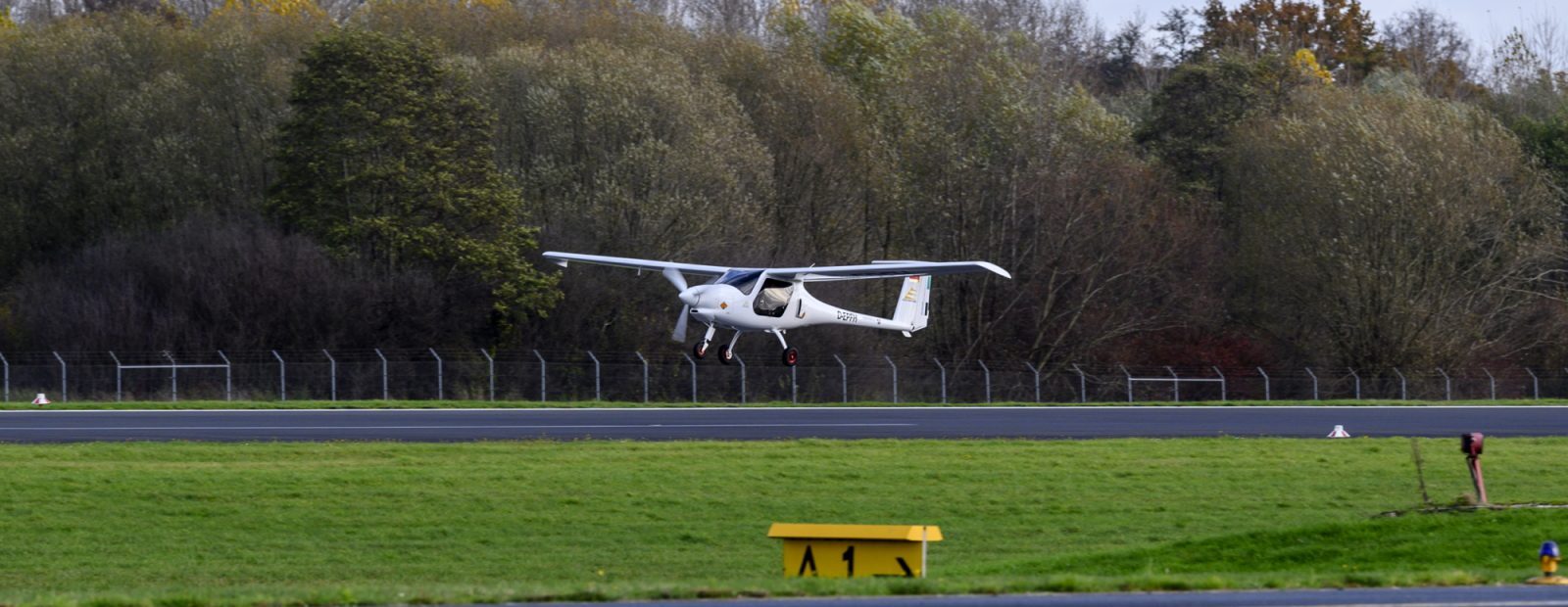Erster Flug mir einem Elektro Flugzeug am Flughafen Mönchengladbach MGL